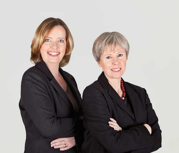 Foto der Rechtsanwältinnen Christine Vandrey und Barbara Hoofe